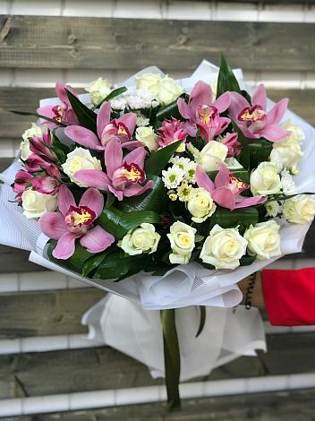 Букет цветов из: Розы и Хризантемы в Горном Новосибирской области