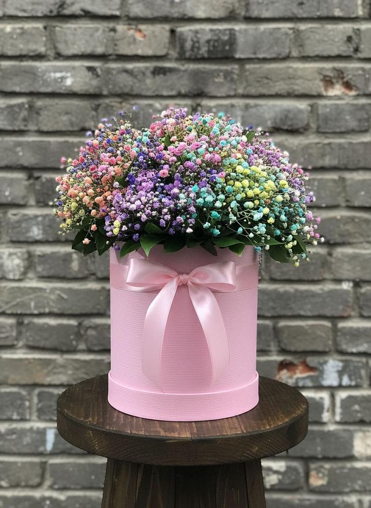 Цветочная композиция из Гипсофила и Розы в шляпной коробке в Горном Новосибирской области