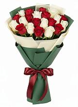 Букет Микс из красных и белых роз в Горном Новосибирской области