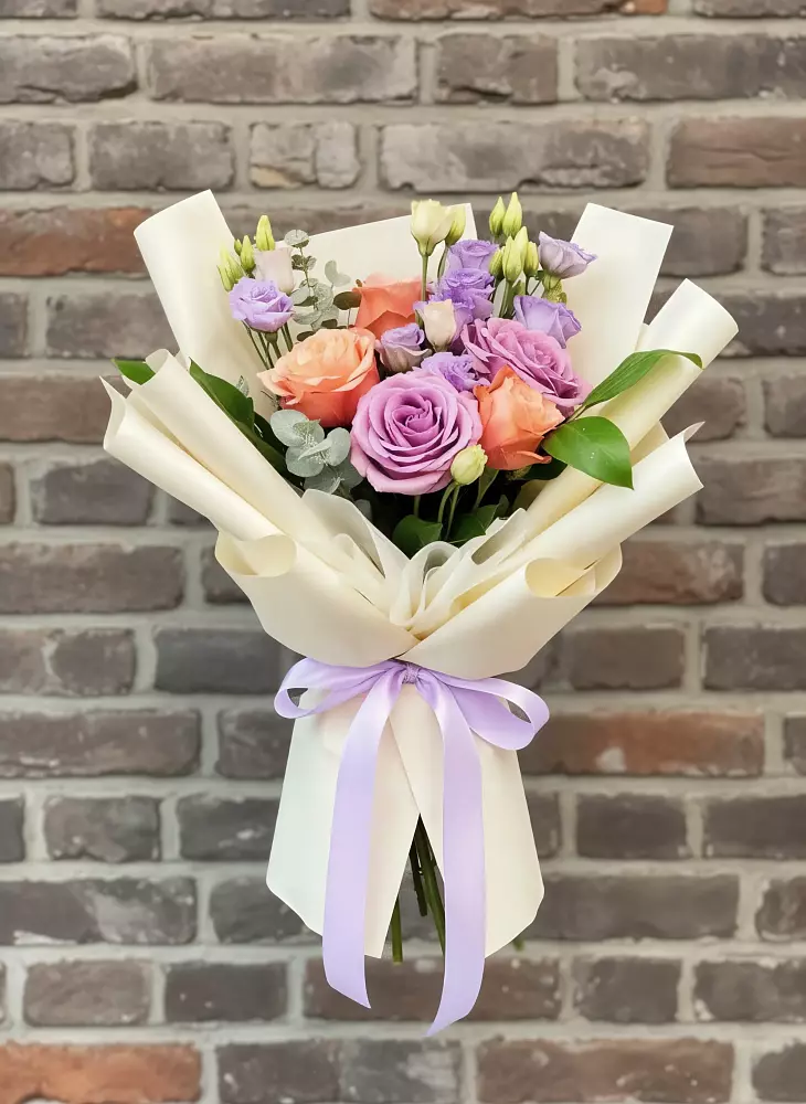 Букет цветов из: Лизиантусы и Розы в Горном Новосибирской области