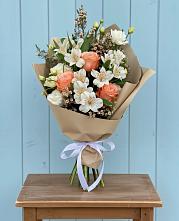 Букет цветов из:  Альстромерии, Лизиантусы, Розы и Хризантемы в Горном Новосибирской области
