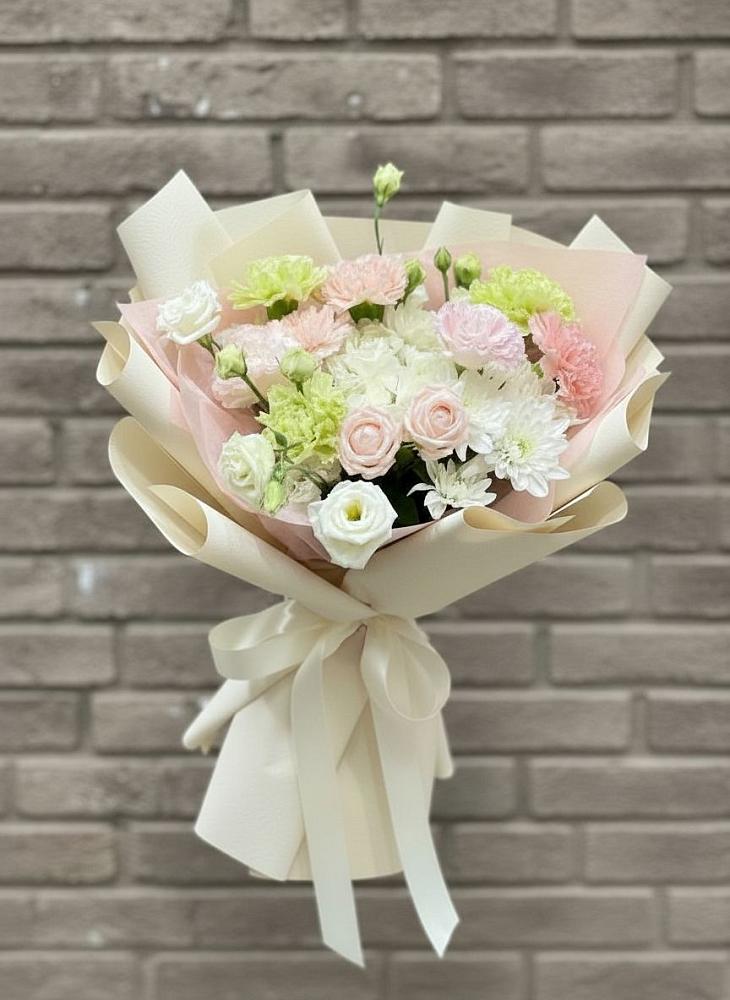 Букет цветов из: Гвоздики, Розы, Лизиантусы и Хризантемы в Горном Новосибирской области