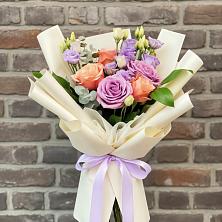 Букет цветов из:  Лизиантусы и Розы в Горном Новосибирской области