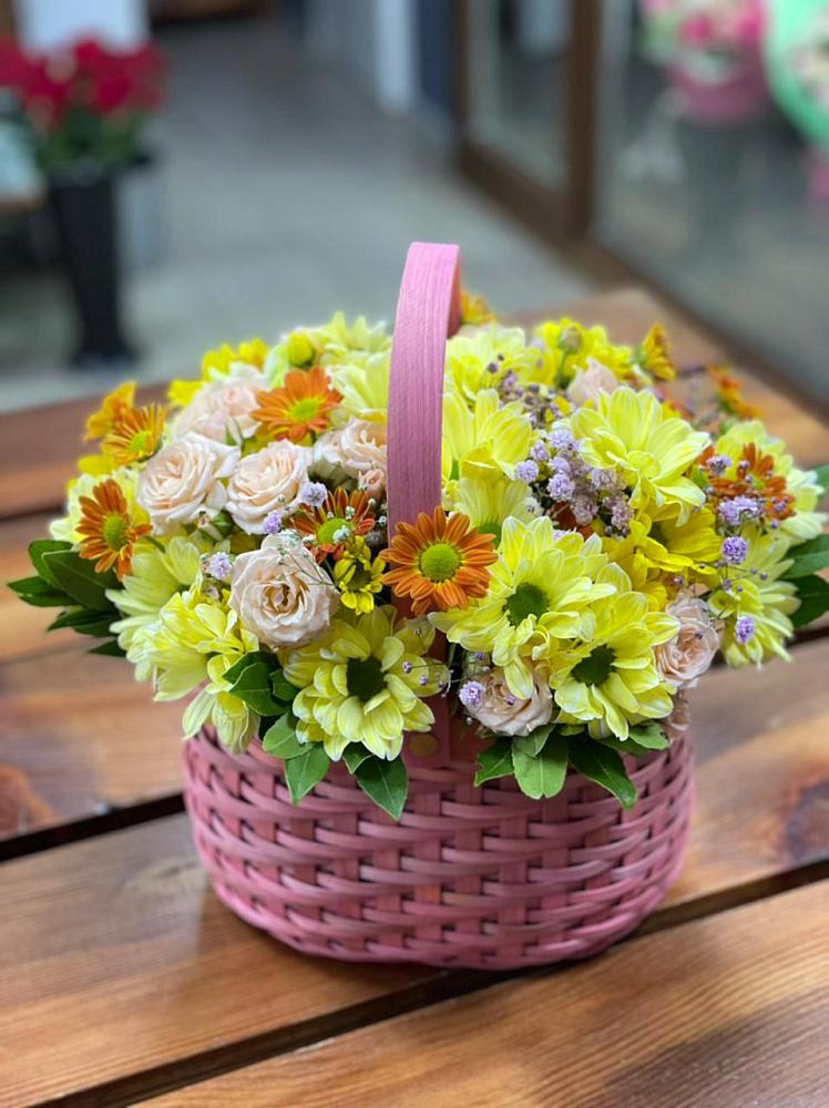 Цветочная композиция из Хризантемы и Розы в корзине в Горном Новосибирской области