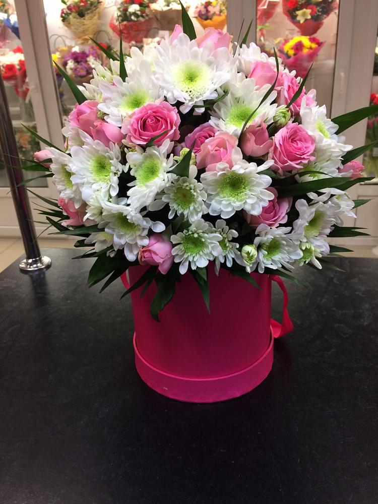 Цветочная композиция из Розы и Хризантемы в шляпной коробке в Горном Новосибирской области